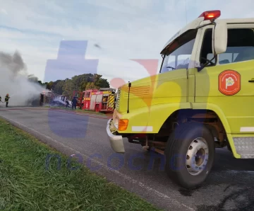 Vuelco e incendio de un camión en cercanías a Pieres