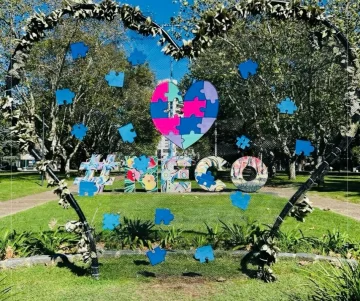 Por qué luce así decorado el corazón de la plaza Dardo Rocha