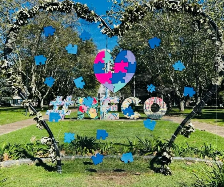 Por qué luce así decorado el corazón de la plaza Dardo Rocha