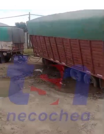 Se encajó un camión en una de las colectoras de ingreso a ACA y está a punto de volcar