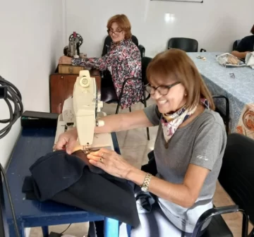 El taller de costura de El Samaritano hace pantalones para los niños de la Parroquia Santa Teresita