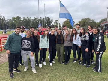Alumnos necochenses de Educación Física vivieron el Sudamericano de Atletismo en primera persona