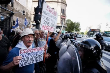 Otra vez hubo incidentes, gases y detenidos en una marcha de jubilados