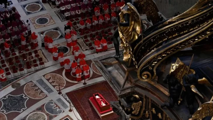 El cuerpo del papa Francisco permanecerá en la basílica de San Pedro durante tres días antes del funeral