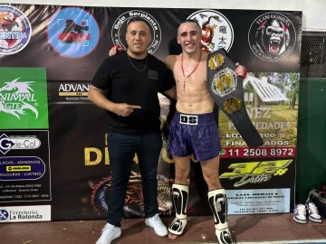 El promotor Maxi Saravia entregó el título del Necochea Fight Club a Marcos Pereira