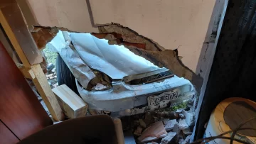 Perdió el control del auto y se incrustó en el comedor de una casa