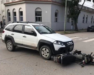 Un motociclista herido en un choque en el centro