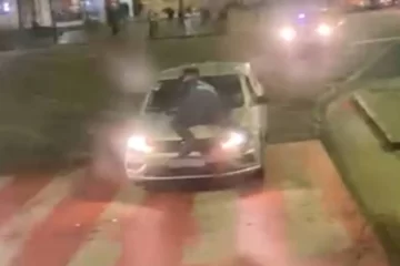 Video: escapó de un control policial, chocó a un policía y lo arrastró sobre el capot