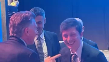 Mauricio Macri y Santiago Caputo se abrazaron y bromearon en público