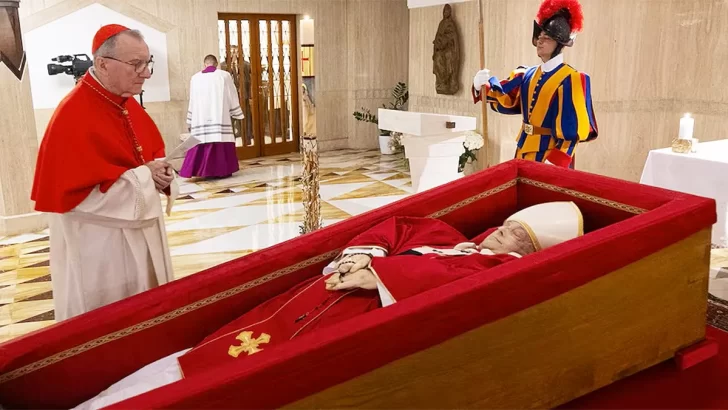 El Vaticano difundió las primeras imágenes del féretro del papa Francisco