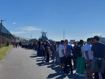 Furor por visitar el destructor de la Armada Argentina amarrado en Puerto Quequén