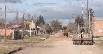 Mejoran la transitabilidad en calles y caminos de Juan N. Fernández