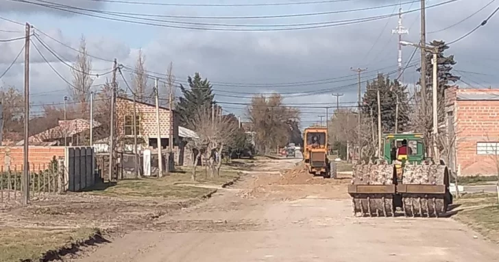 Mejoran la transitabilidad en calles y caminos de Juan N. Fernández