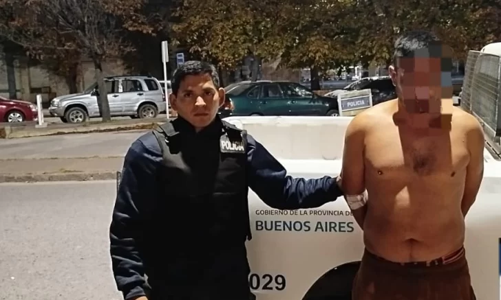 Arrojaba piedras contra autos estacionados y al llegar la policía agredió a un efectivo