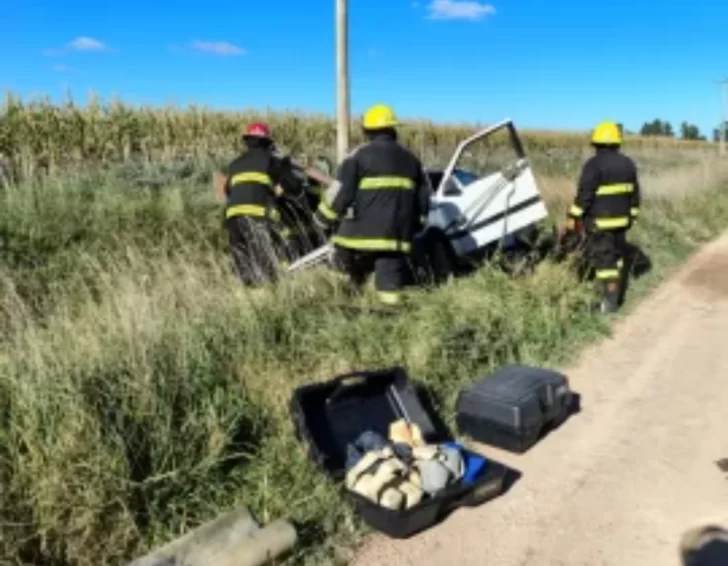 Un auto se salió del camino y quedó tirado en la banquina