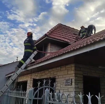 Importantes daños en la parte superior de una vivienda tras incendio