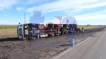 Volcó un camión en la Ruta 227, a 30 Km de Quequén, pero sin heridos de gravedad