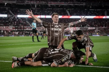 Platense hizo historia al eliminar por penales a River y es semifinalista