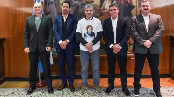 Luis Caputo adelantó que se podrán usar “dólares del colchón” para comprar autos 0km en cuotas