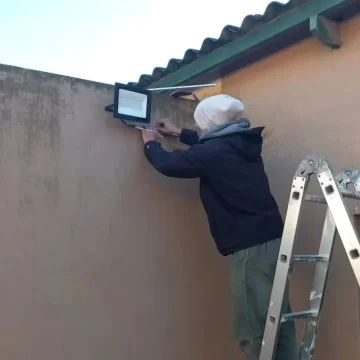Repusieron reflectores en la Parroquia Santa Teresita