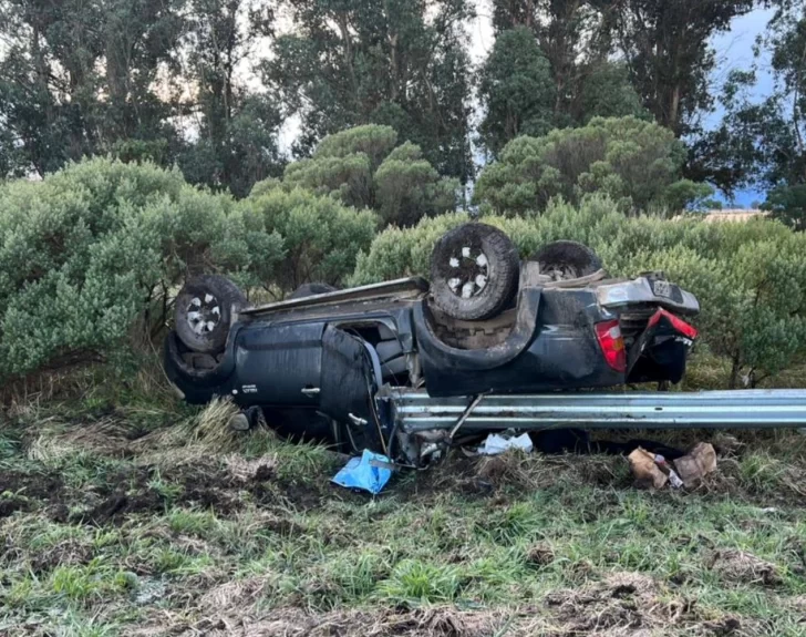 Dos docentes con lesiones leves tras volcar  cerca de Pieres