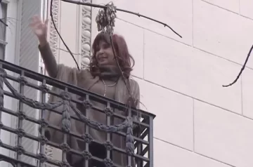 Video: Cristina Kirchner salió nuevamente al balcón y arengó a la militancia: “¡Vamos a volver!”