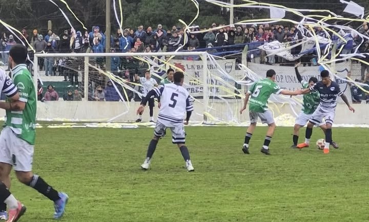 El puntero de la B venció al de la A y Estación-Ministerio empataron el clásico ante una multitud