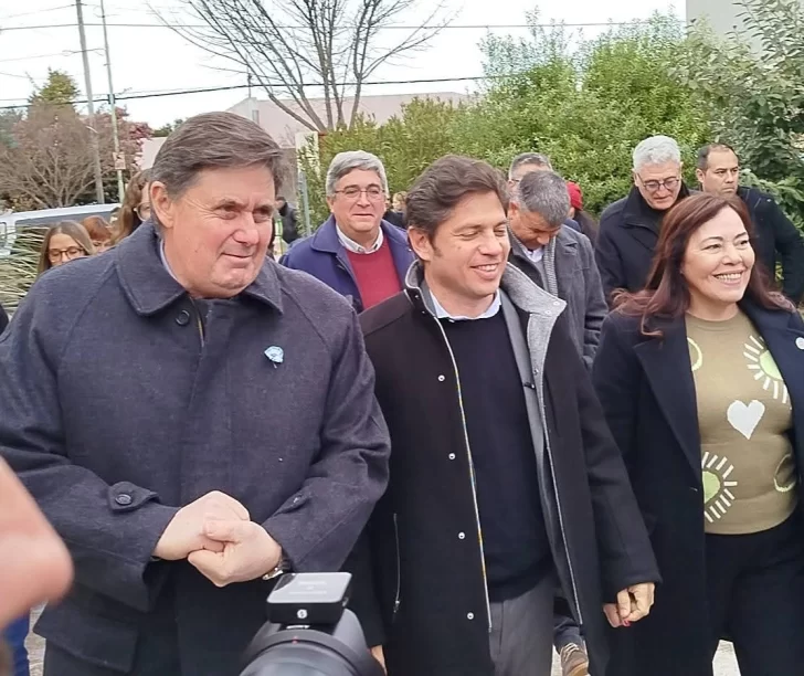 Kicillof entregó Móviles y un camión recolector  en San Cayetano