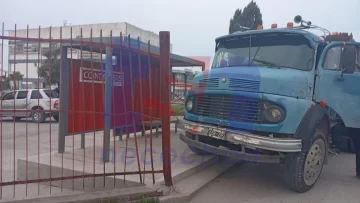 Camión sin frenos colisionó contra garita de colectivos