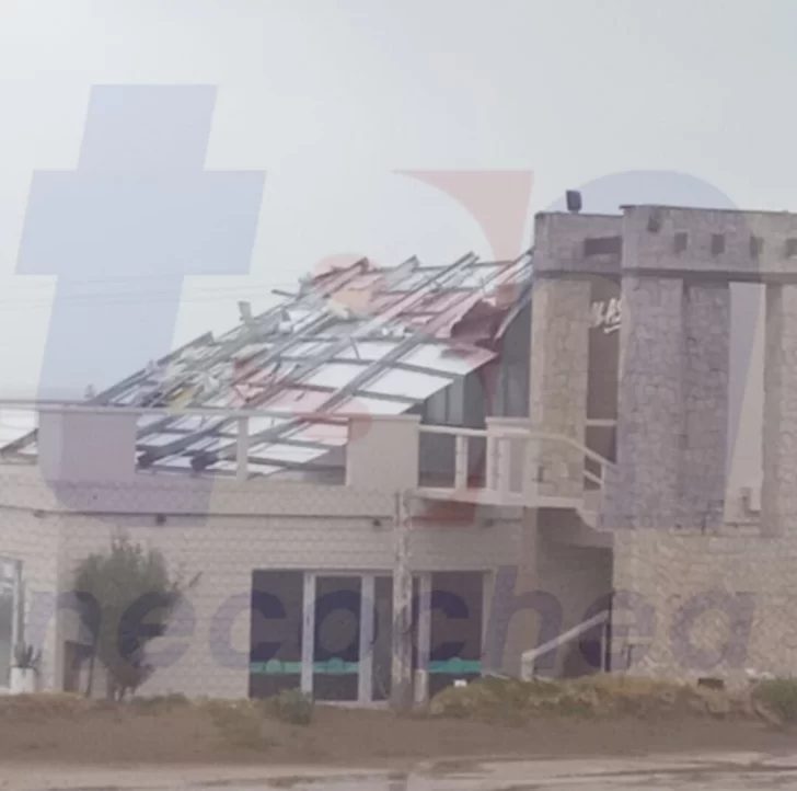 Video: el viento voló el techo de un balneario