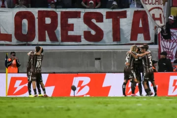 Platense abraza el cielo con las manos al ser campeón por primera vez en su historia