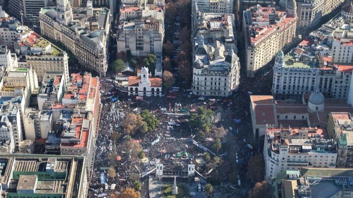 Cristina Kirchner llamó a la militancia a “organizarse” y reiteró la consigna “Vamos a volver”
