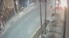 Video: explotó el auto, le voló el portón y los vecinos pensaron que fue un sismo