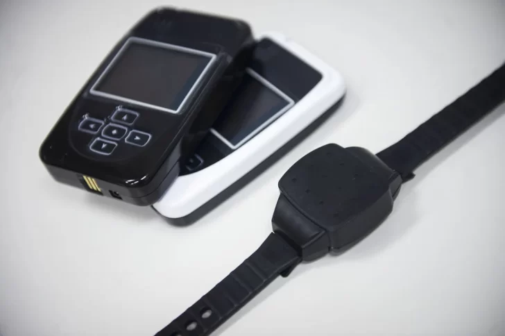 ¿Cómo funcionan las tobilleras electrónicas como la que deberá usar Cristina Kirchner?