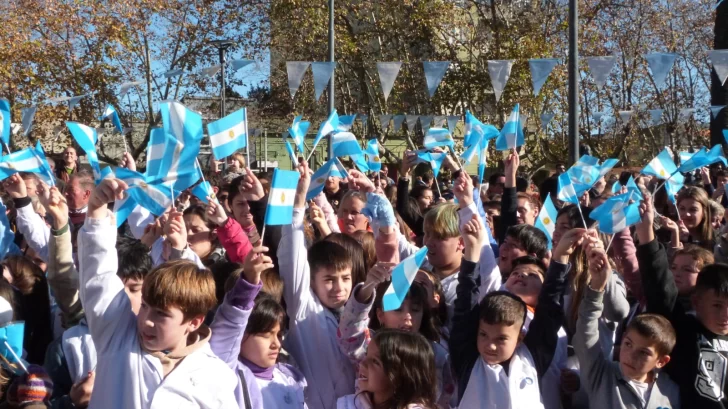 Emotiva jura de lealtad a la bandera de 1.000 alumnos y alumnas