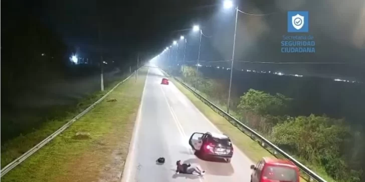 Insólito video: una mujer se tiró de un Uber en movimiento porque el chofer no siguió la ruta del GPS