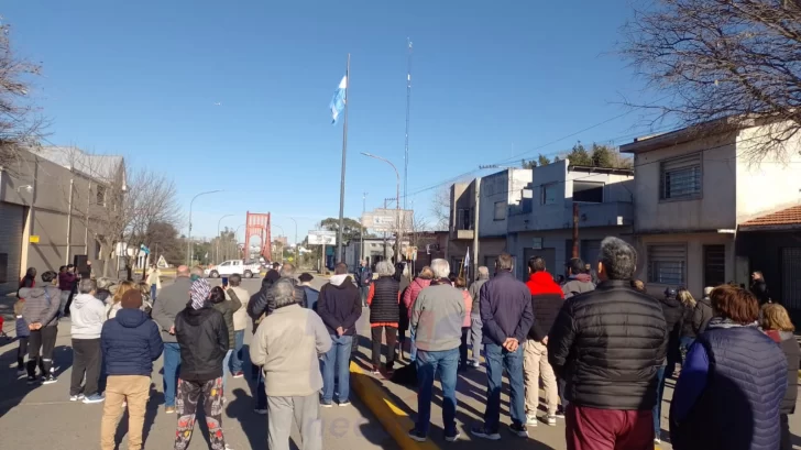 Izan por primera vez la bandera en un nuevo mástil en Quequén