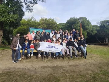 Alumnos de Juan N. Fernández visitaron Necochea en el lanzamiento de Buenos Anfitriones 2025