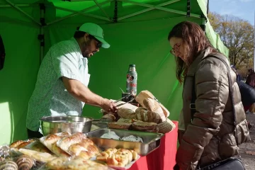 Vuelve a abrir “El Mercado” en la plaza Dardo Rocha