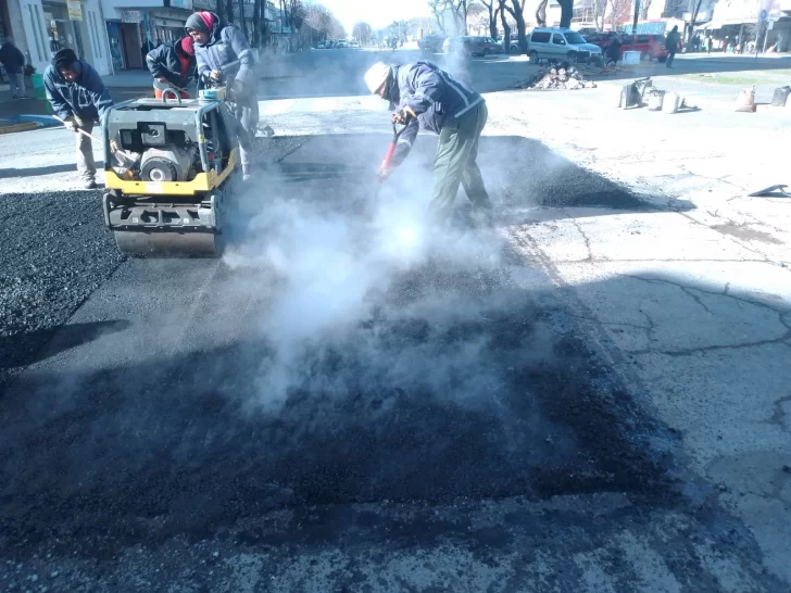 Reparan las calles del microcentro con operativos de bacheo
