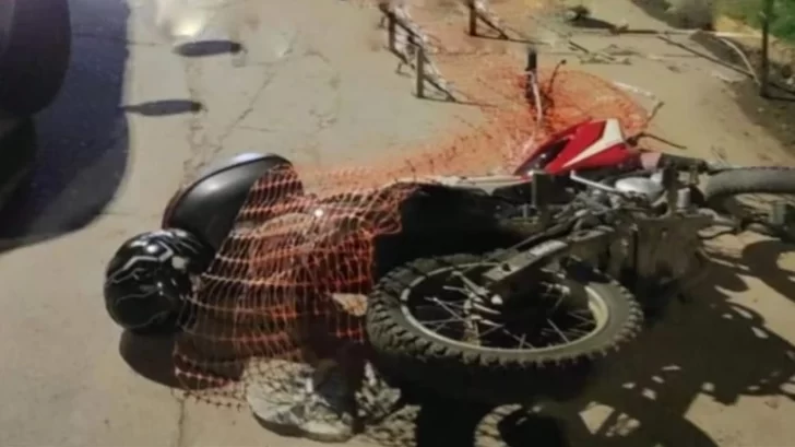 Tremendo accidente: se cayó de la moto y falleció al ser arrollado por un camión