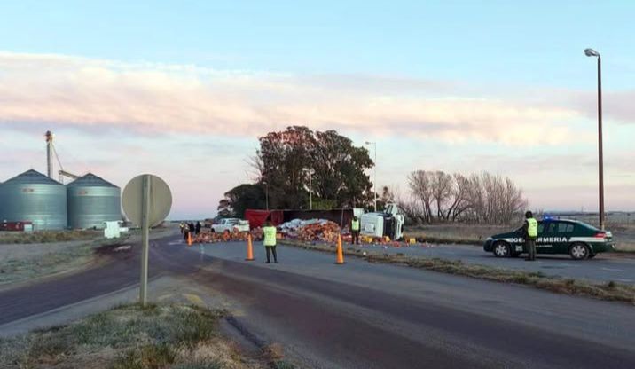 Vuelco y posterior choque en el empalme de rutas 227 y 226