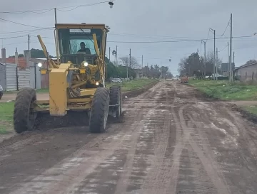 Trabajan en la recuperación de calles de tierra en la ciudad