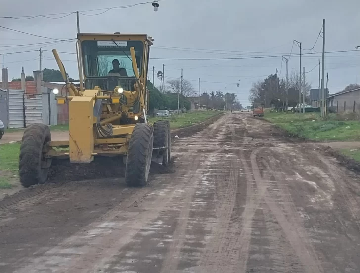 Trabajan en la recuperación de calles de tierra en la ciudad