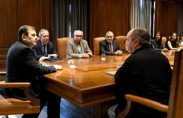 El necochense Santiago Veiga y la FAPED junto al gobernador de Santiago del Estero