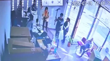 Video: vecino furioso destrozó con un pico, la oficina de la empresa de energía