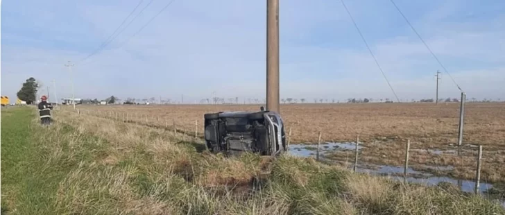 Perdió el control y volcó: quedó de costado junto a un poste de hormigón