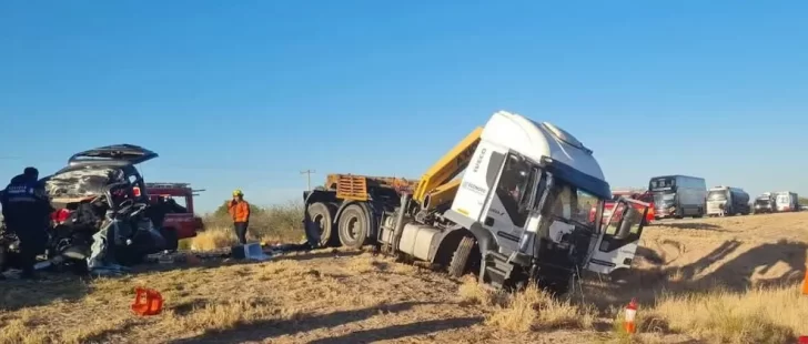 Tragedia en la ruta: tres muertos y dos niñas en grave estado tras un choque frontal