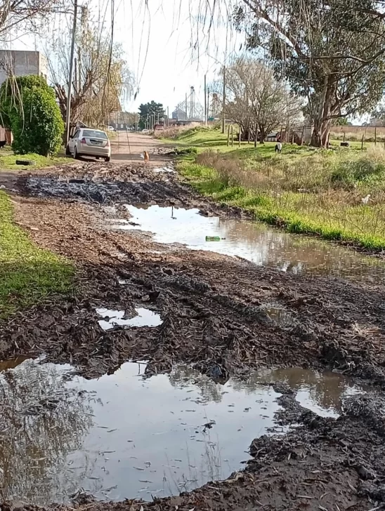 Calles de tierra en mal estado dificultan el paso de vehículos