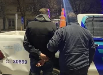 Aprehendieron a un joven por atacar la puerta del domicilio de su ex pareja